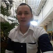 Profesor de español y literatura imparte clase a todo niño de todas las edades